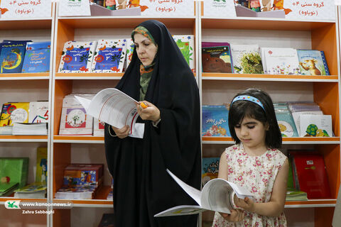 بازدید غلامعلی حدادعادل از غرفه کانون در نمایشگاه کتاب