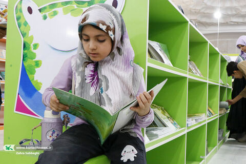 بازدید غلامعلی حدادعادل از غرفه کانون در نمایشگاه کتاب