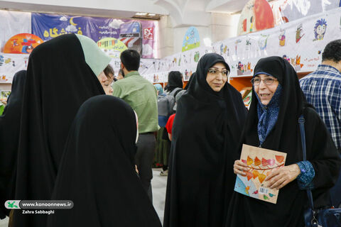 بازدید غلامعلی حدادعادل از غرفه کانون در نمایشگاه کتاب