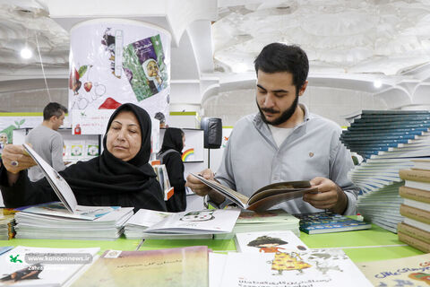 بازدید غلامعلی حدادعادل از غرفه کانون در نمایشگاه کتاب