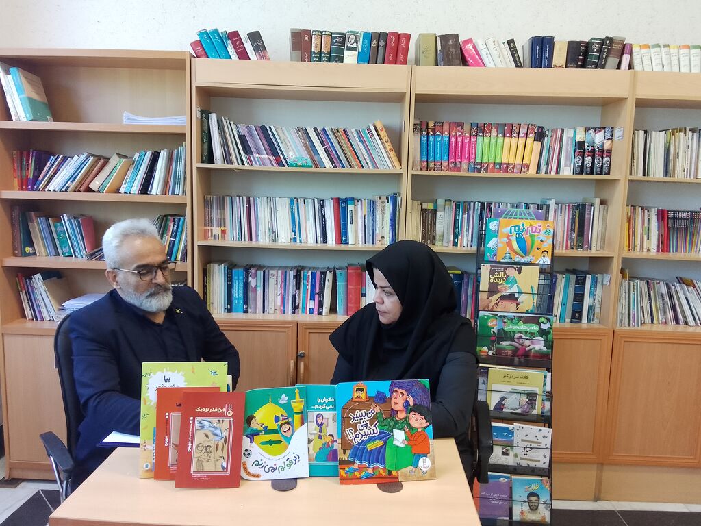 مصاحبه نمایشگاهی-مرکزی نمایشگاه کتاب فرصتی برای دیده شدن آثار نویسندگان شهرستانی