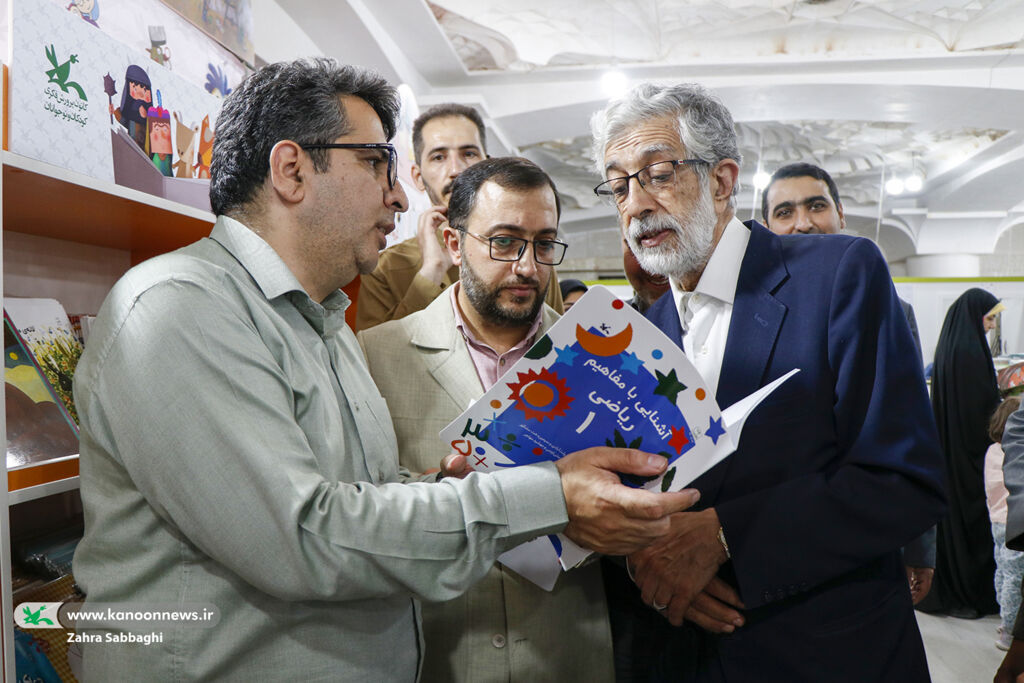 بازدید غلامعلی حدادعادل از غرفه کانون در نمایشگاه کتاب تنوع و تکثر کتابهای کانون، شگفتانگیز است