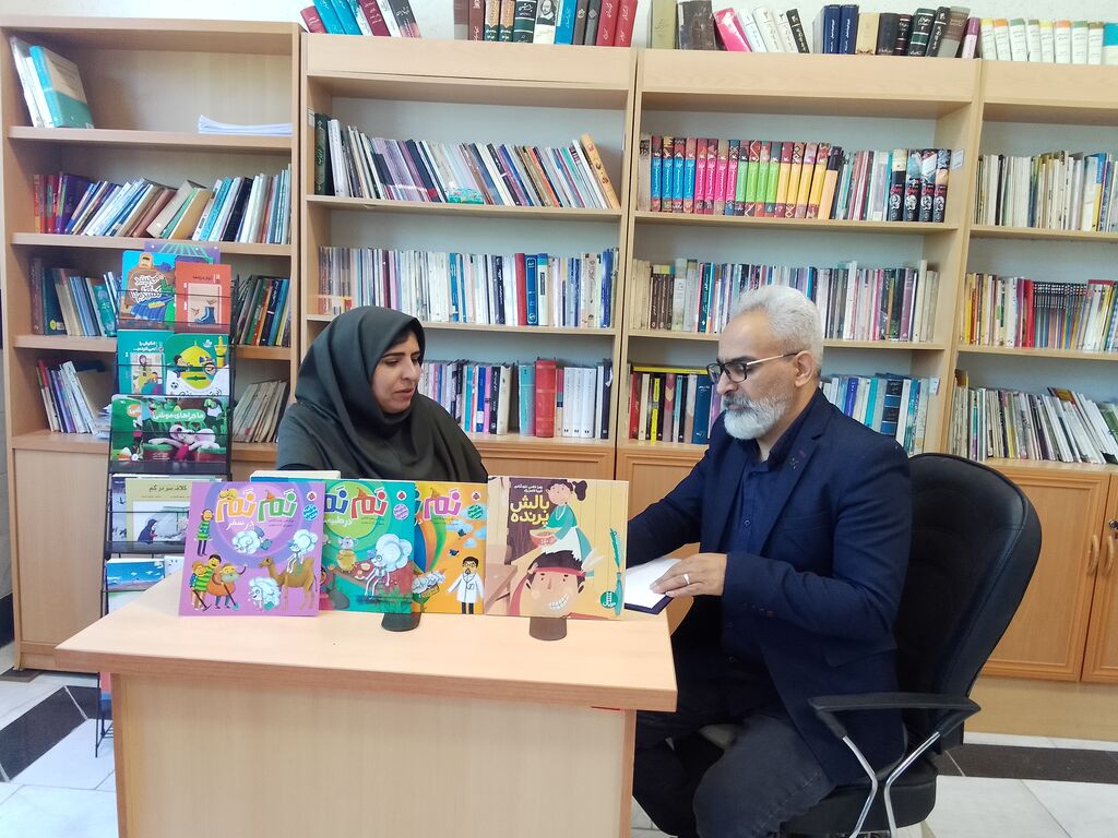مصاحبه یا نویسنده کتاب نم نم_مرکزی نمایشگاه کتاب مجال گشت در دنیای انبوه کتاب