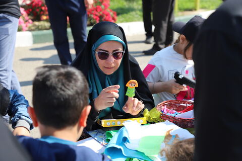 برپایی ایستگاه فرهنگی و هنری برای کودکان در مسیر همایش پیاده روی خانوادگی در ارومیه به مناسبت دهه کرامت و جوانی جمعیت توسط کانون پرورش فکری کودکان و نوجوانان استان آذربایجان غربی