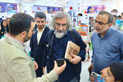 بازدید مسئولان از غرفه کانون در نمایشگاه کتاب