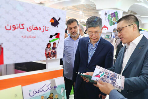 بازدید مسئولان از غرفه کانون در نمایشگاه کتاب