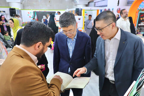 بازدید مسئولان از غرفه کانون در نمایشگاه کتاب