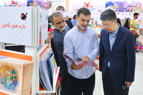 بازدید مسئولان از غرفه کانون در نمایشگاه کتاب
