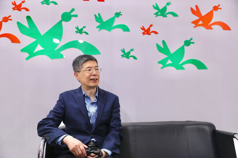 بازدید مسئولان از غرفه کانون در نمایشگاه کتاب