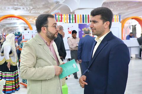 بازدید مسئولان از غرفه کانون در نمایشگاه کتاب