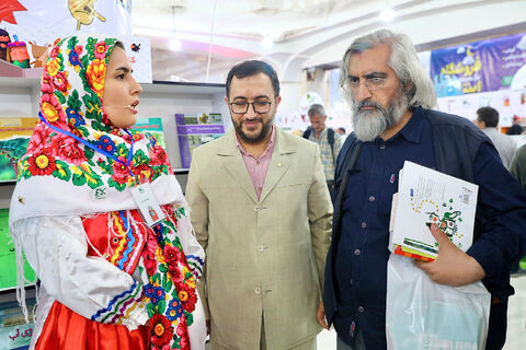 بازدید مسئولان از غرفه کانون در نمایشگاه کتاب