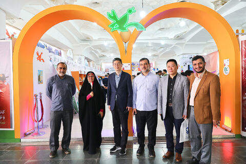 بازدید مسئولان از غرفه کانون در نمایشگاه کتاب