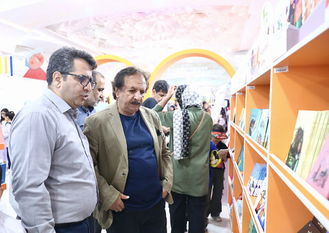 بازدید مسئولان از غرفه کانون در نمایشگاه کتاب