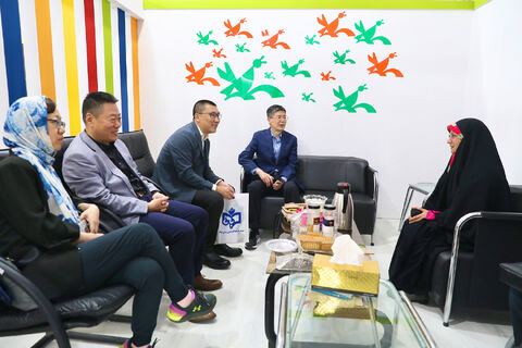 بازدید مسئولان از غرفه کانون در نمایشگاه کتاب