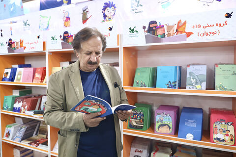 بازدید مسئولان از غرفه کانون در نمایشگاه کتاب