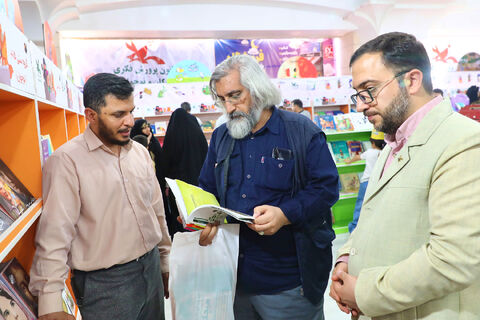 بازدید مسئولان از غرفه کانون در نمایشگاه کتاب