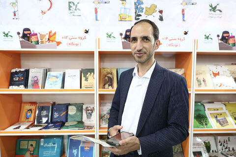 بازدید مسئولان از غرفه کانون در نمایشگاه کتاب