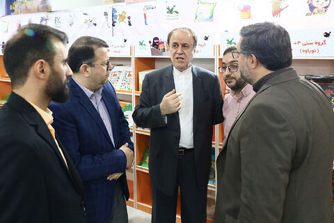 بازدید مسئولان از غرفه کانون در نمایشگاه کتاب
