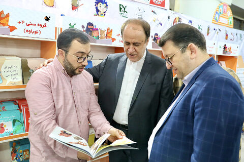بازدید مسئولان از غرفه کانون در نمایشگاه کتاب