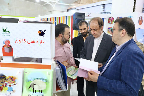 بازدید مسئولان از غرفه کانون در نمایشگاه کتاب