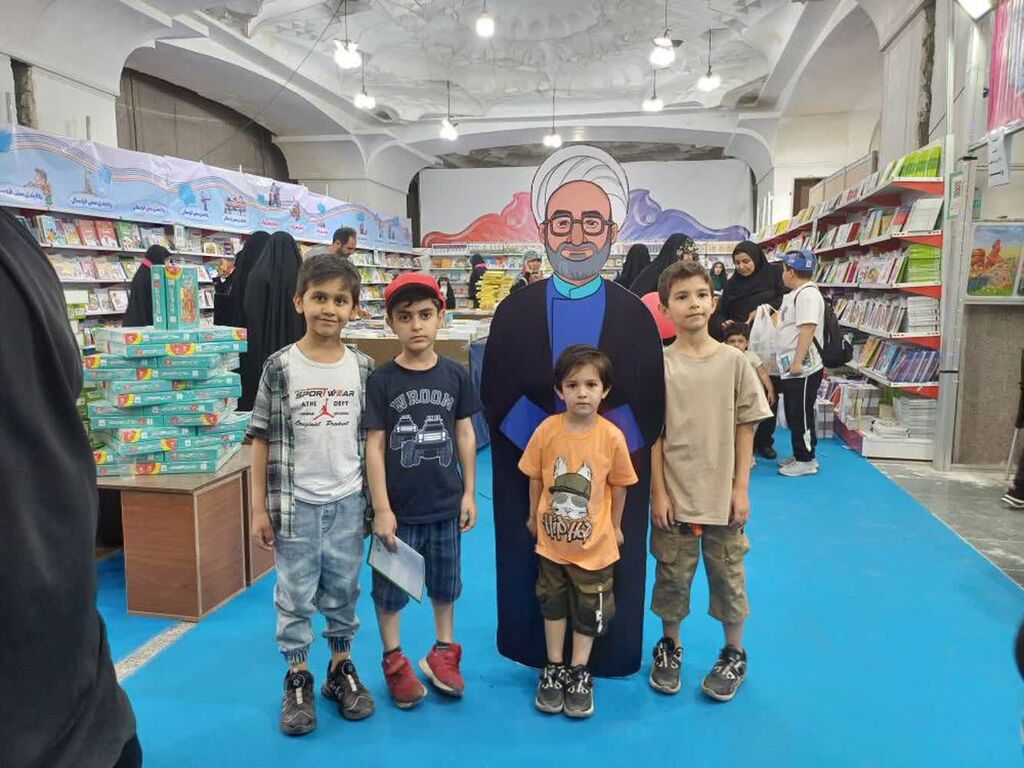 بازدید مدیر کل کانون البرز و جمعی از همکاران، والدین و اعضا از نمایشگاه کتاب