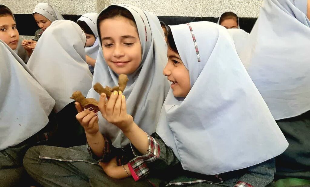 اجرای پیک امید اردیبهشتی کانون همدان در روستای توییجین