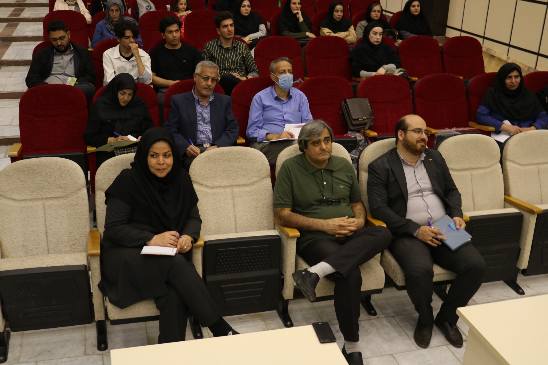 نشست بازیابی زبان وهویت ملی در جهان شهر ادب فارسی