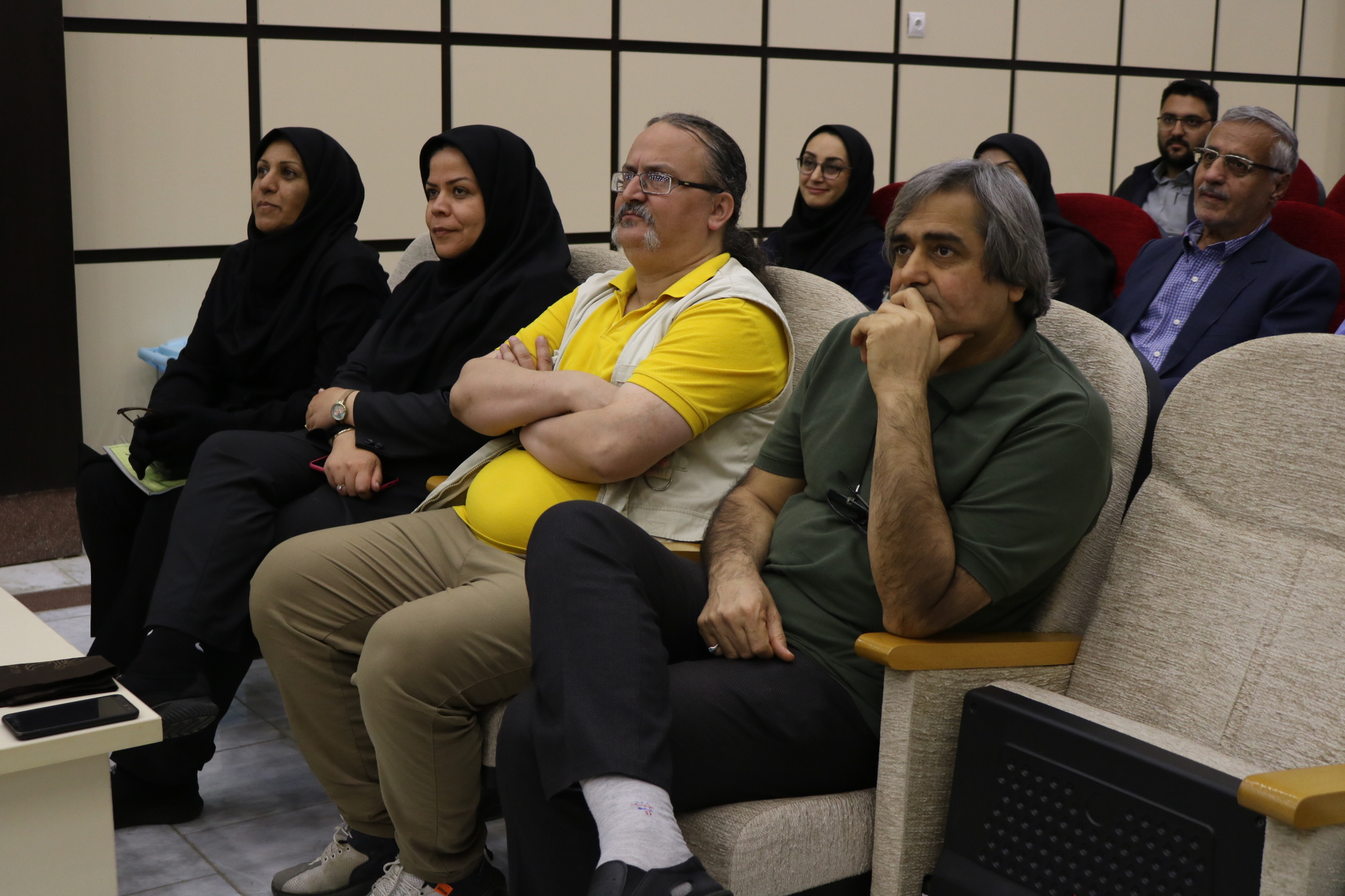 نشست بازیابی زبان وهویت ملی در جهان شهر ادب فارسی