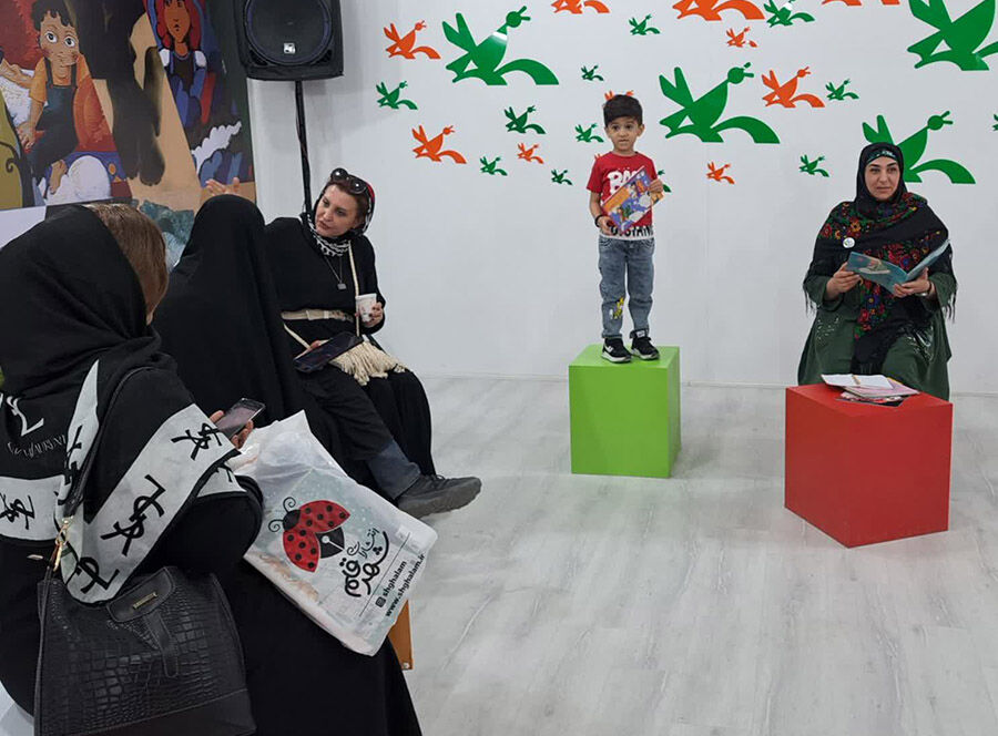 فعالیت مربیان قصهگوی کانون در جذب مخاطب نمایشگاه کتاب مؤثر بود