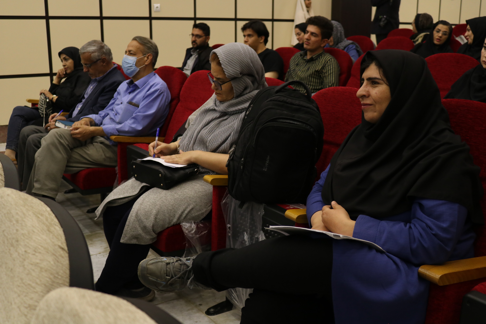 نشست بازیابی زبان وهویت ملی در جهان شهر ادب فارسی