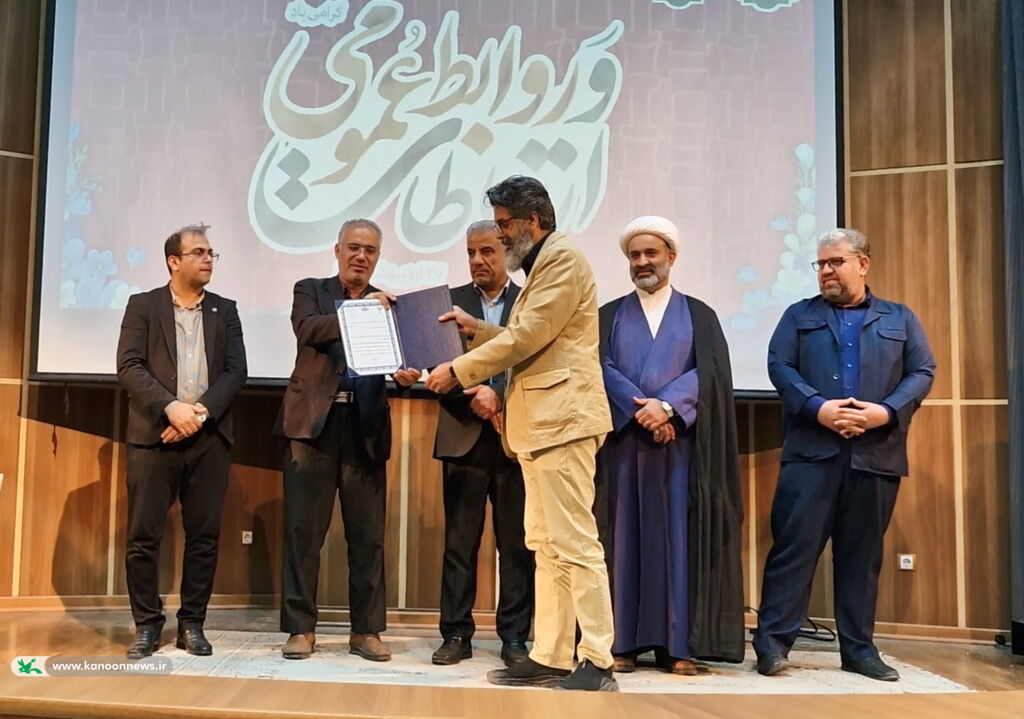 تقدیر فرماندار بوشهر از علی رضی مسئول روابط عمومی کانون استان تقدیر فرماندار بوشهر از مسئول روابط عمومی کانون استان