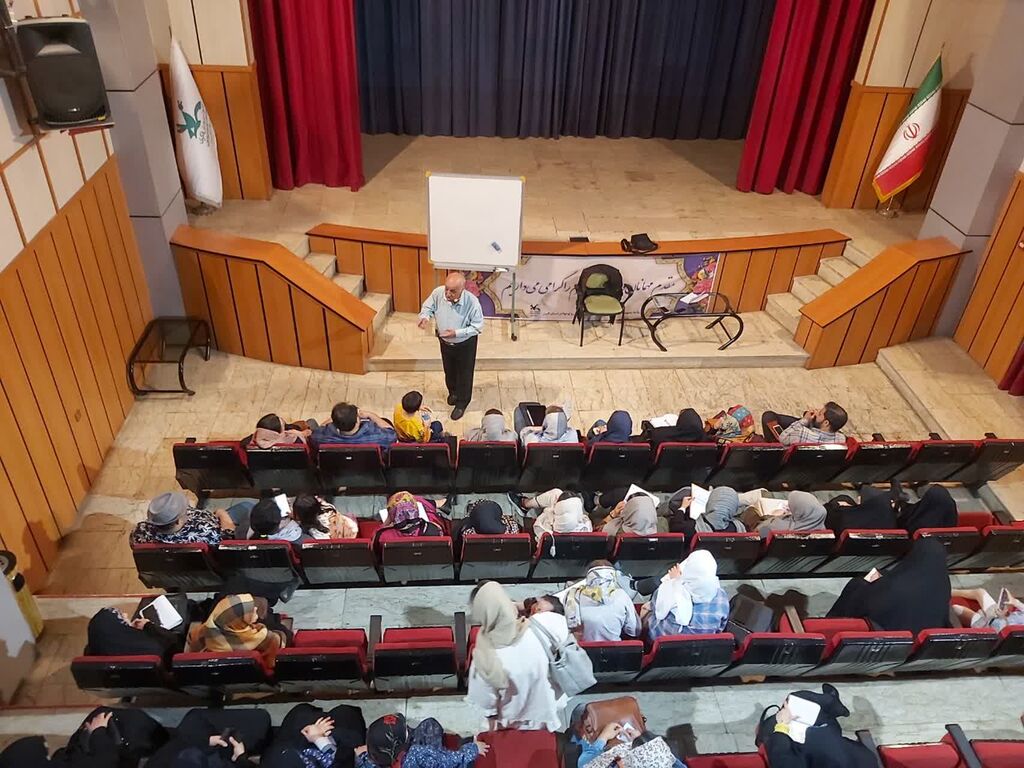 اولین نشست از سلسله نشست‌های «کودک متعادل، خانواده‌ی متعالی» در کرج برگزار شد