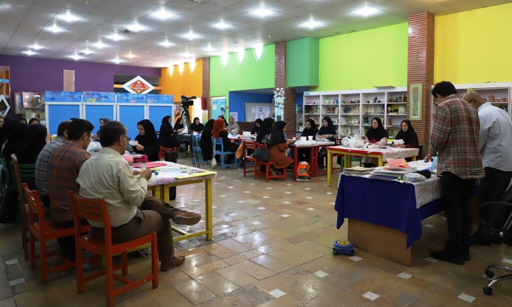 دوره آموزشی فتوکلاژ برای مربیان کانون استان قزوین