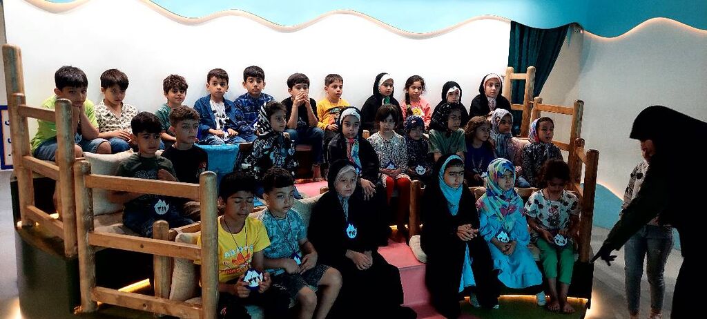 بازدید جمعی از مربیان کانون فارس از فعالیت های بخش کودک حرم رضوی