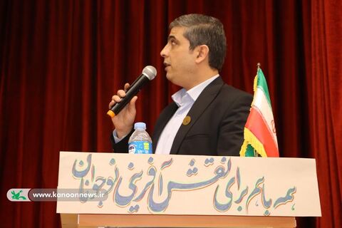 نشست صمیمانه حامد علامتی با کارکنان کانون گلستان