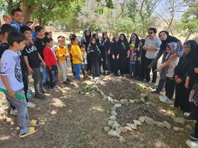 نقاشی ماهی سنگی در دل سبزه‌ها/ اهدای 70 جلد کتاب به کتابخانه مدرسه روستای ینگجه