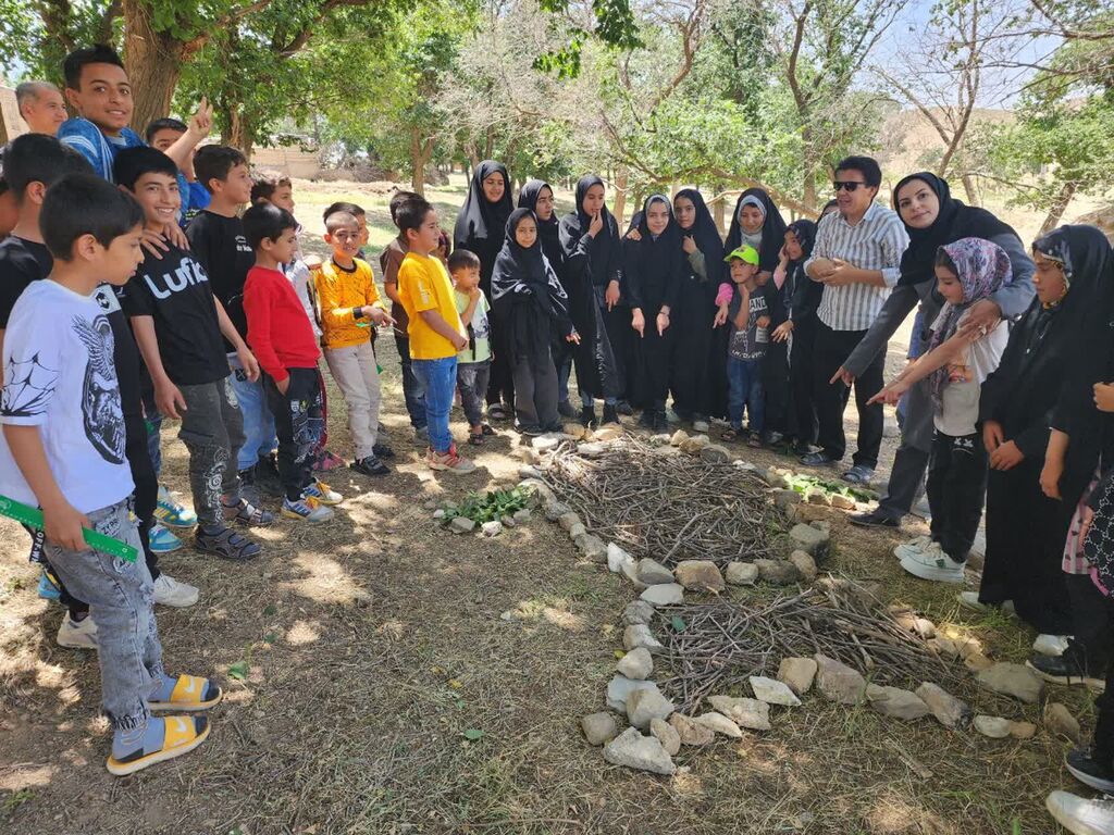 نقاشی ماهی سنگی در دل سبزه‌ها/ اهدای 70 جلد کتاب به کتابخانه مدرسه روستای ینگجه 