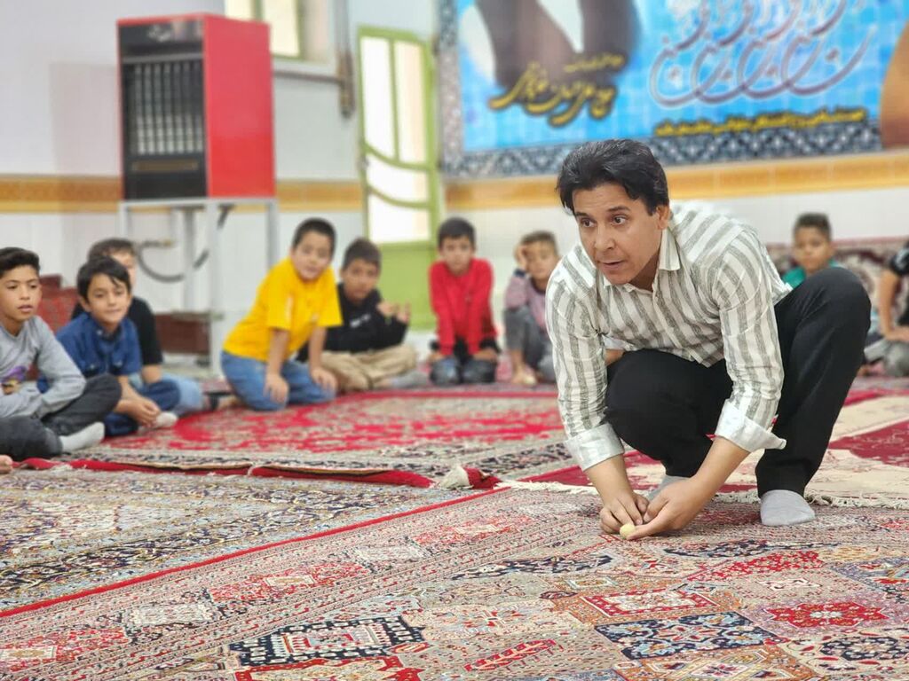 نقاشی ماهی سنگی در دل سبزهها/ اهدای 70 جلد کتاب به کتابخانه مدرسه روستای ینگجه