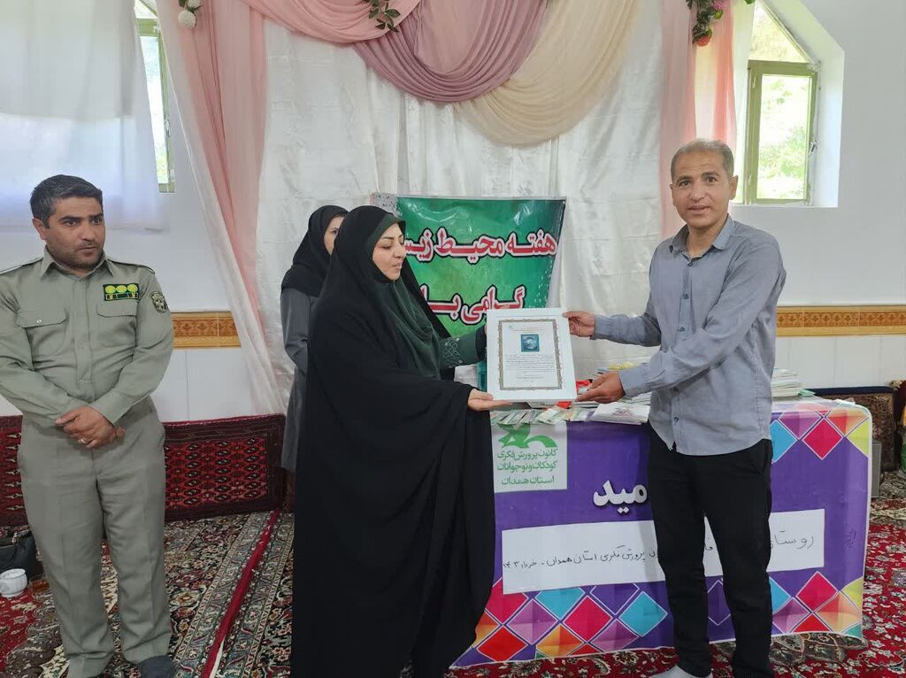 نقاشی ماهی سنگی در دل سبزه‌ها/ اهدای 70 جلد کتاب به کتابخانه مدرسه روستای ینگجه 