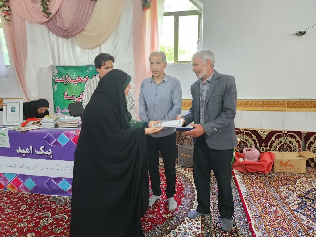 نقاشی ماهی سنگی در دل سبزهها/ اهدای 70 جلد کتاب به کتابخانه مدرسه روستای ینگجه