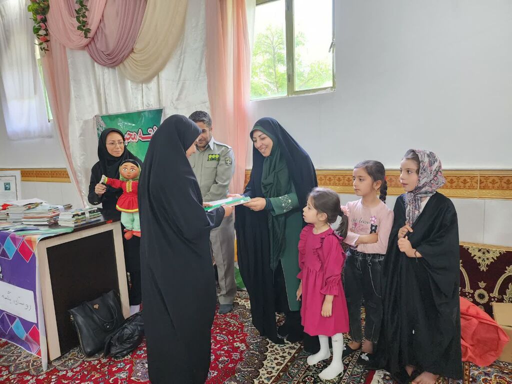 نقاشی ماهی سنگی در دل سبزه‌ها/ اهدای 70 جلد کتاب به کتابخانه مدرسه روستای ینگجه 