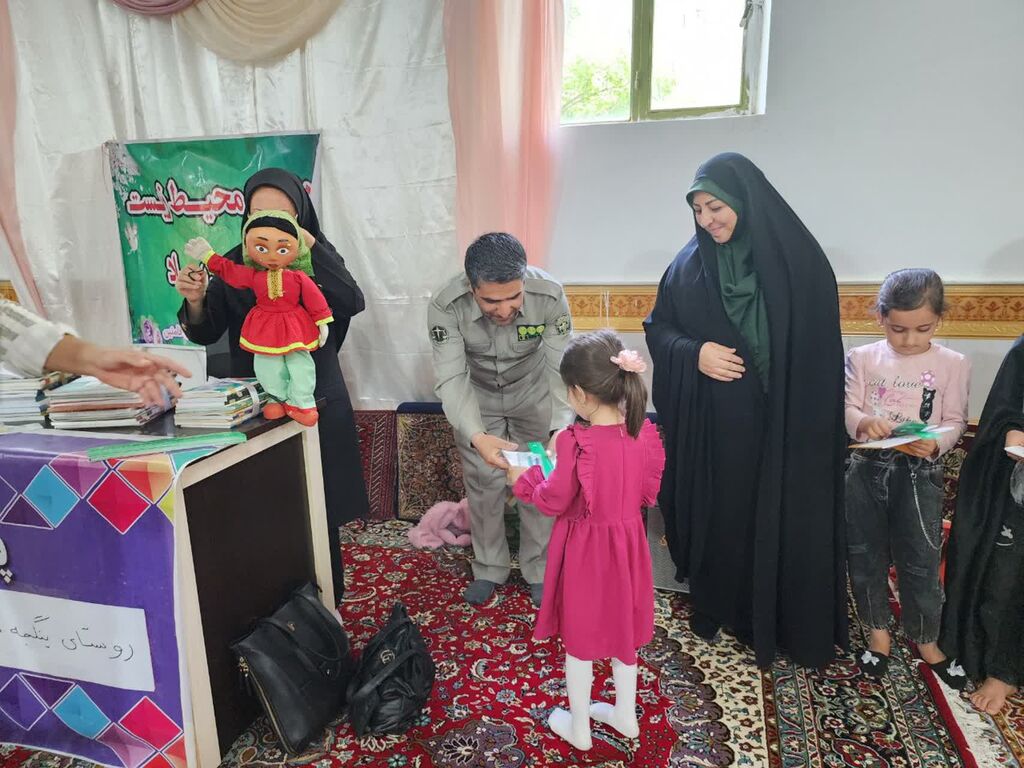 نقاشی ماهی سنگی در دل سبزهها/ اهدای 70 جلد کتاب به کتابخانه مدرسه روستای ینگجه