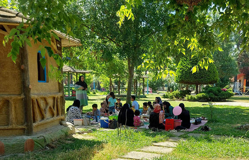 اعضای مرکز شمارهی یک کانون پارسآباد از باغ پرندگان بازدید کردند