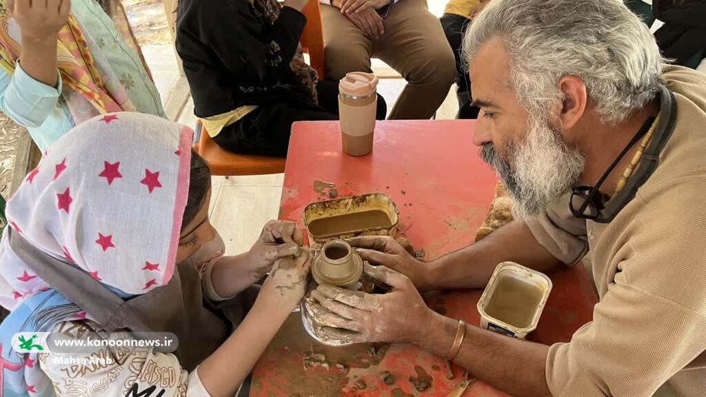 تجربه متفاوت اعضای کانون پرورش فکری سیستان و بلوچستان در کارگاه آموزش سفالگری با چرخ مینیاتوری
