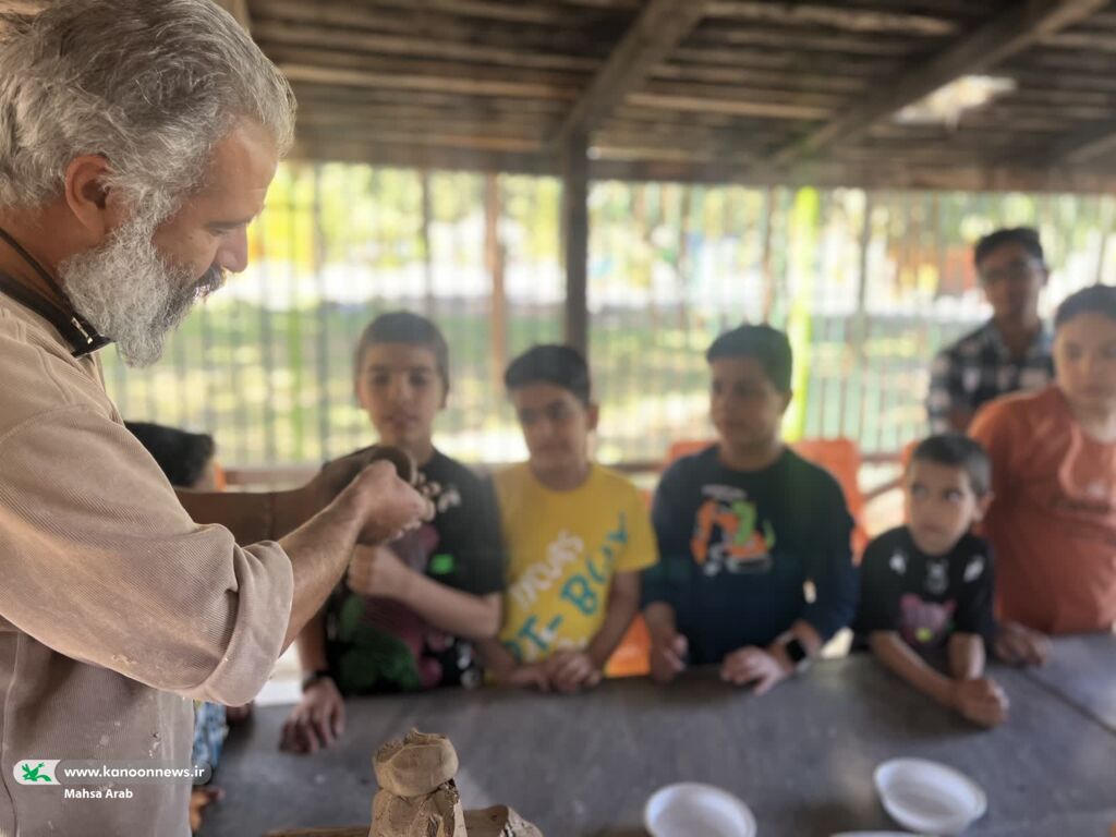 تجربه متفاوت اعضای کانون پرورش فکری سیستان و بلوچستان در کارگاه آموزش سفالگری با چرخ مینیاتوری