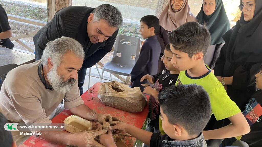 تجربه متفاوت اعضای کانون پرورش فکری سیستان و بلوچستان در کارگاه آموزش سفالگری با چرخ مینیاتوری