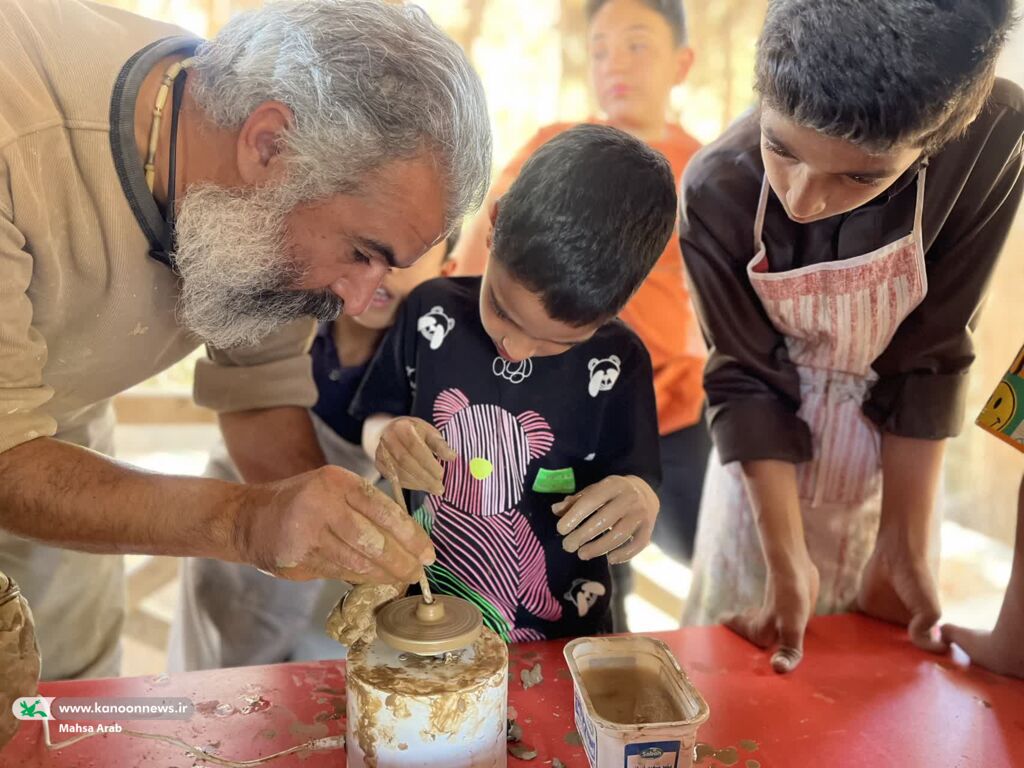 تجربه متفاوت اعضای کانون پرورش فکری سیستان و بلوچستان در کارگاه آموزش سفالگری با چرخ مینیاتوری