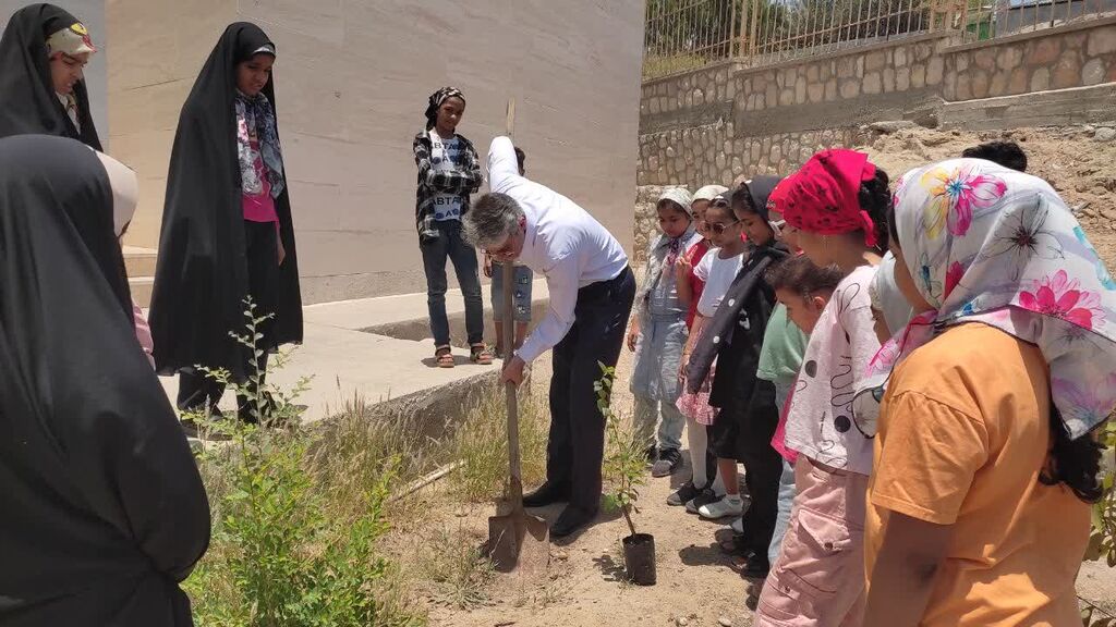 کاشت نهال به مناسبت روز محیط زیست در مرکز کوی پلیس بندرعباس کاشت نهال به مناسبت روز محیط زیست در مرکز کوی پلیس بندرعباس