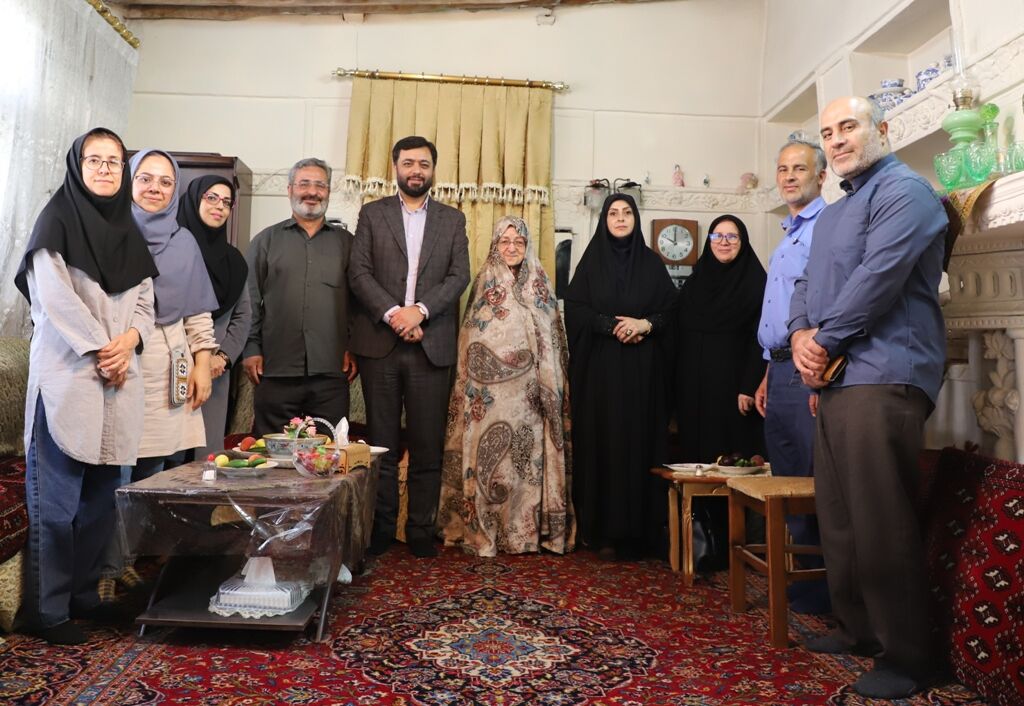 دیدار مدیرکل و کارکنان کانون استان قزوین با مربی پیشکسوت استان دیدار مدیرکل و کارکنان کانون استان قزوین با مربی پیشکسوت استان