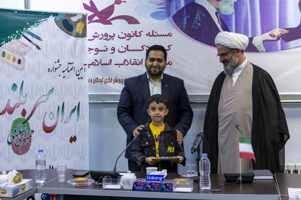 سؤالات مکرر کودکان و نوجوانان را با صبر و تحمل پاسخ دهید